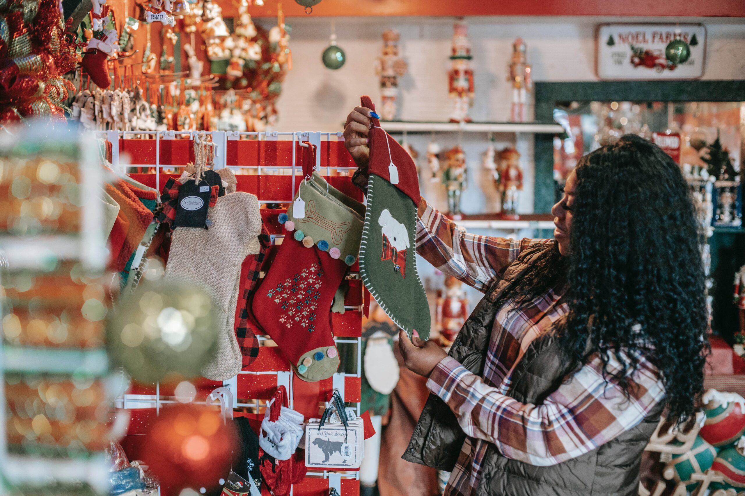 christmas holiday packaging trends use ecommerce mail instagram tiktok social strategy